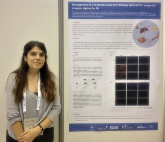 Penélope presents the poster with the information.