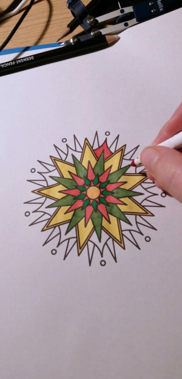 Postal con mandala y caja de colores