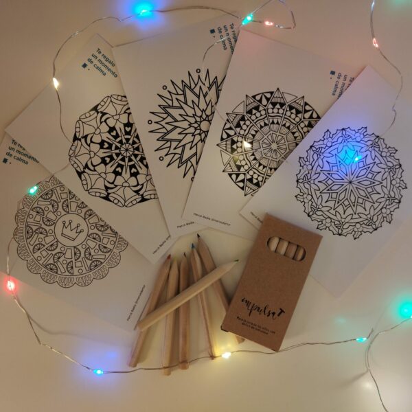 Postal con mandala y caja de colores